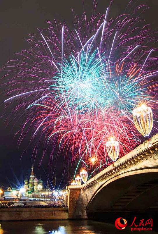 夜空を彩る花火　新年迎えたモスクワのクレムリン