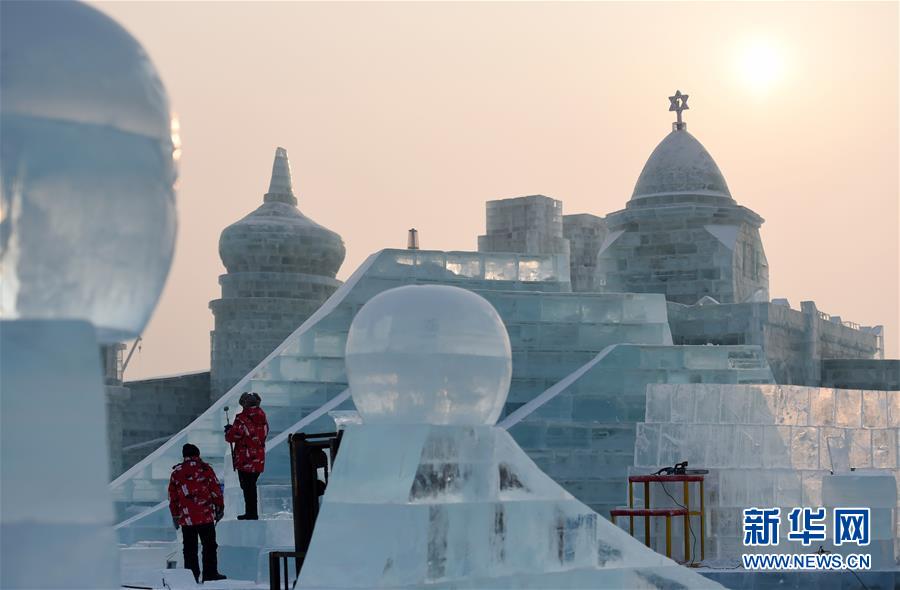 ハルビン国際氷雪彫刻コンテストで技を競い合う職人たち　黒竜江省