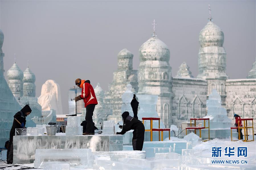 ハルビン国際氷雪彫刻コンテストで技を競い合う職人たち　黒竜江省
