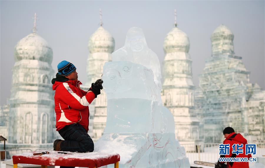 ハルビン国際氷雪彫刻コンテストで技を競い合う職人たち　黒竜江省