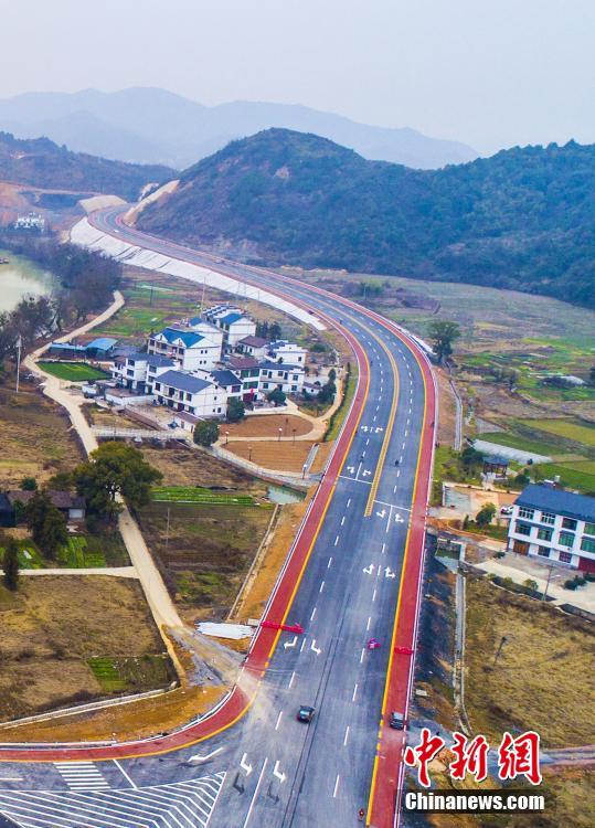 美しい村々を貫く色鮮やかなカラー舗装の道路　江西省
