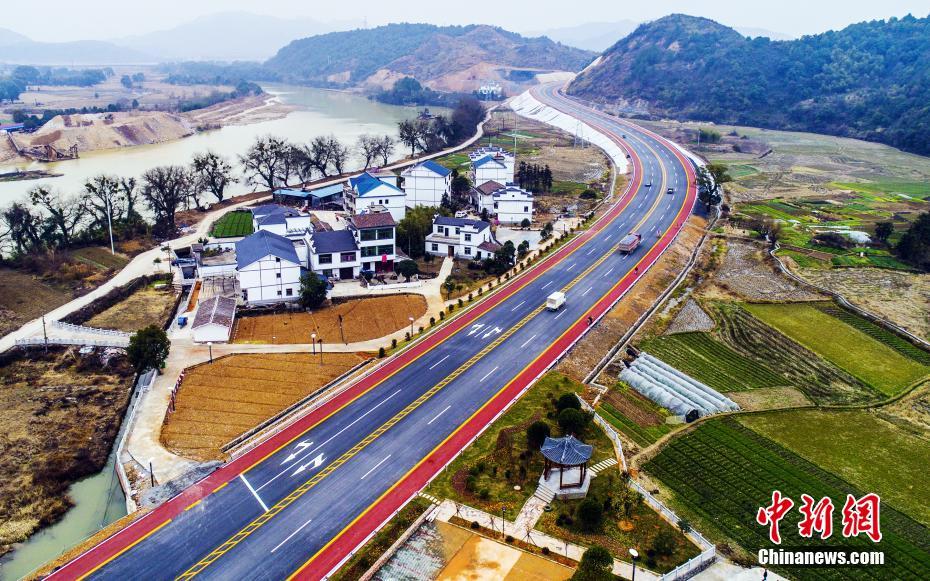 美しい村々を貫く色鮮やかなカラー舗装の道路　江西省