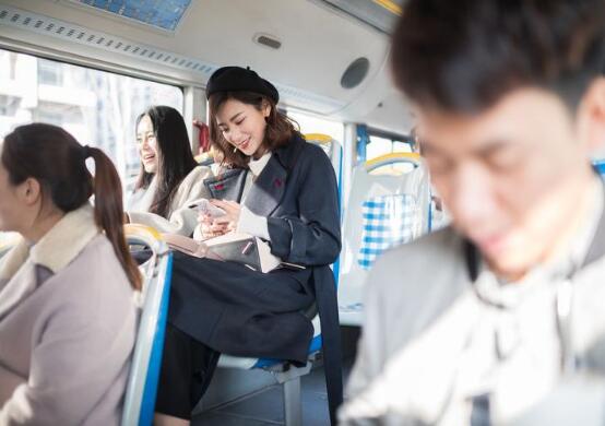 杭州の「ネット人気バス」 美人に見とれていて下車し忘れる男性客も