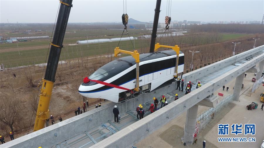 「孔孟観光快線」のレールに列車を設置する作業スタート