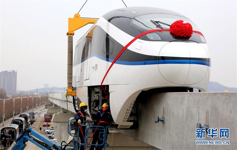 「孔孟観光快線」のレールに列車を設置する作業スタート