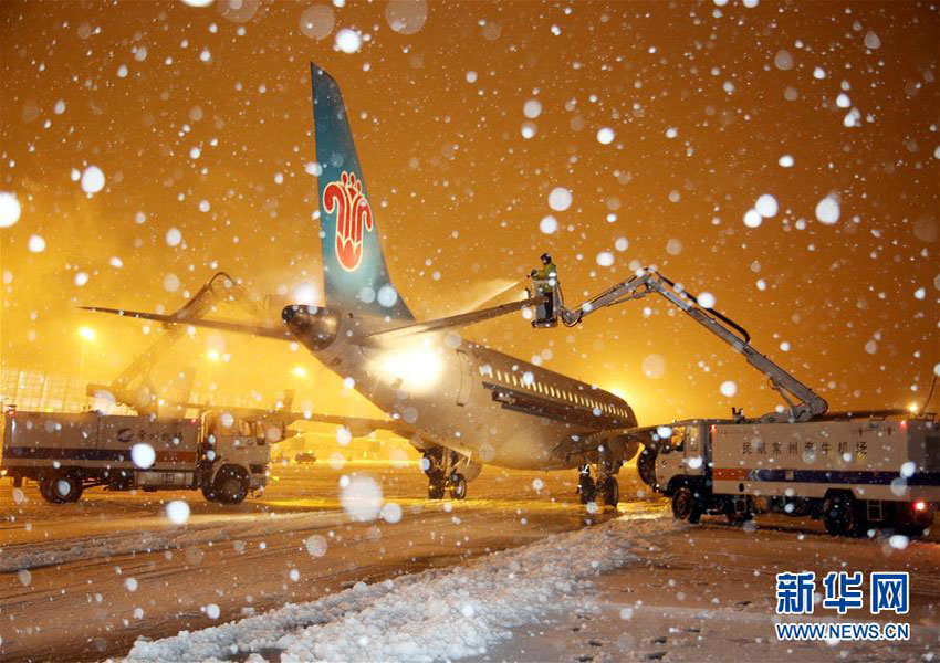 中国中東部の広い範囲で降雪　除雪作業や安全作業に励む人々