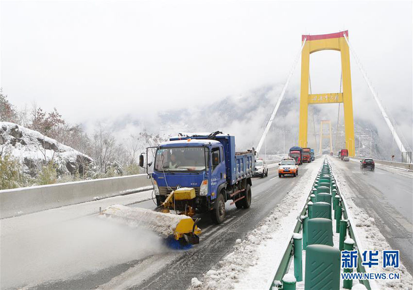 中国中東部の広い範囲で降雪　除雪作業や安全作業に励む人々