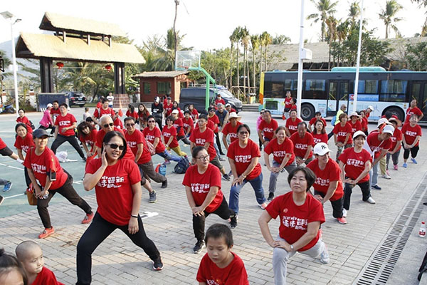 海南省三亜市：1千人が天涯海角遊覧区を歩いて新年迎える