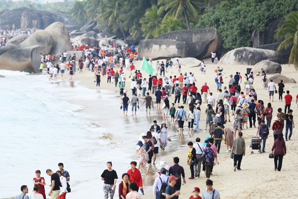 海南省三亜市：1千人が天涯海角遊覧区を歩いて新年迎える