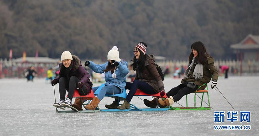週末でにぎわいを見せる頤和園昆明湖のスケートリンク　北京