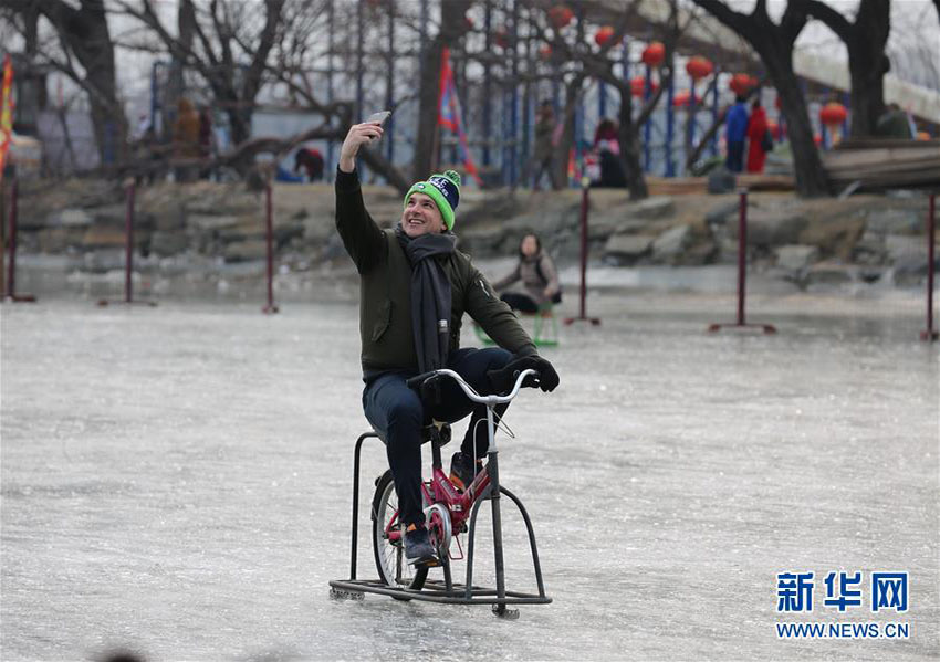 週末でにぎわいを見せる頤和園昆明湖のスケートリンク　北京