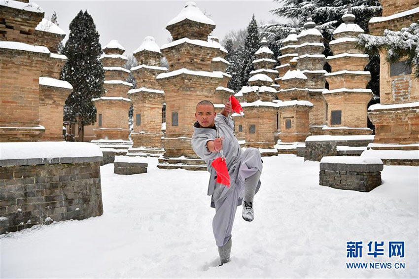 少林寺の武僧たち、雪の中で妙技披露　河南省