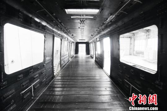 中車長客が世界初の全炭素繊維複合材料による地下鉄車両製造に成功