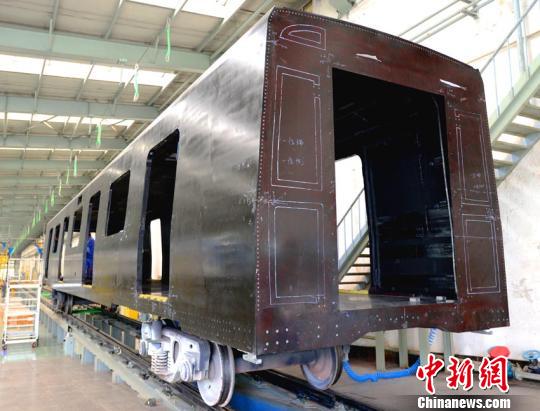 中車長客が世界初の全炭素繊維複合材料による地下鉄車両製造に成功
