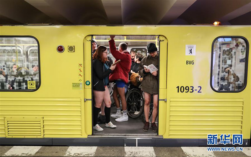 下半身にパンツ1枚で地下鉄乗車　独ベルリンで「ノーパンツデー」開催　ドイツ