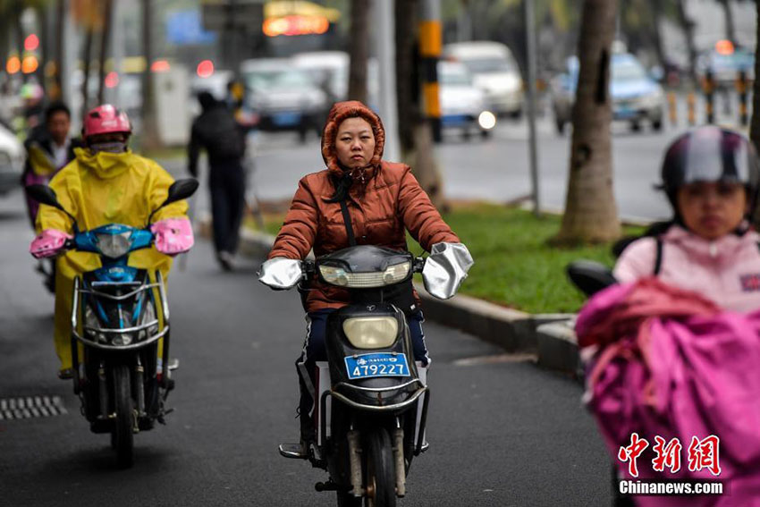 海南省気象局が寒冷警報4級発令　防寒具をしっかり着こんで外出する市民