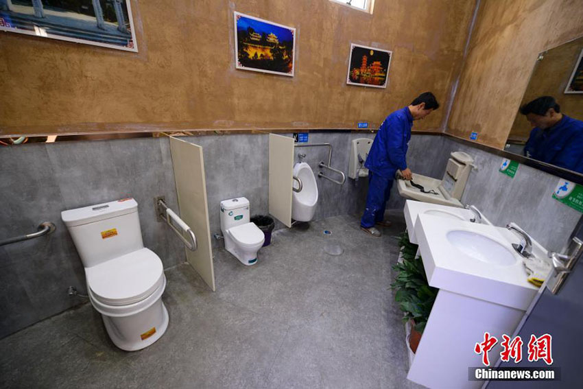 長沙市初のスマートトイレは「顔スキャン」でトイレットペーパーゲット！