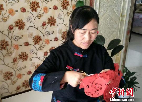 甘粛省の女性が5年かけて切り絵細工版「紅楼夢」を作成