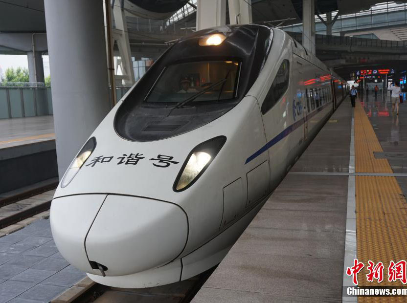  03           北京から雄安新区へ向かう高速鉄道が初運行、2時間以内に到着           北京南駅から6日午前8時8分、高速鉄道D6655号が発車し、雄安新区の白洋淀地区を走行した。これは北京から雄安新区までの初の高速鉄道の運行となる。中国新聞網が伝えた。