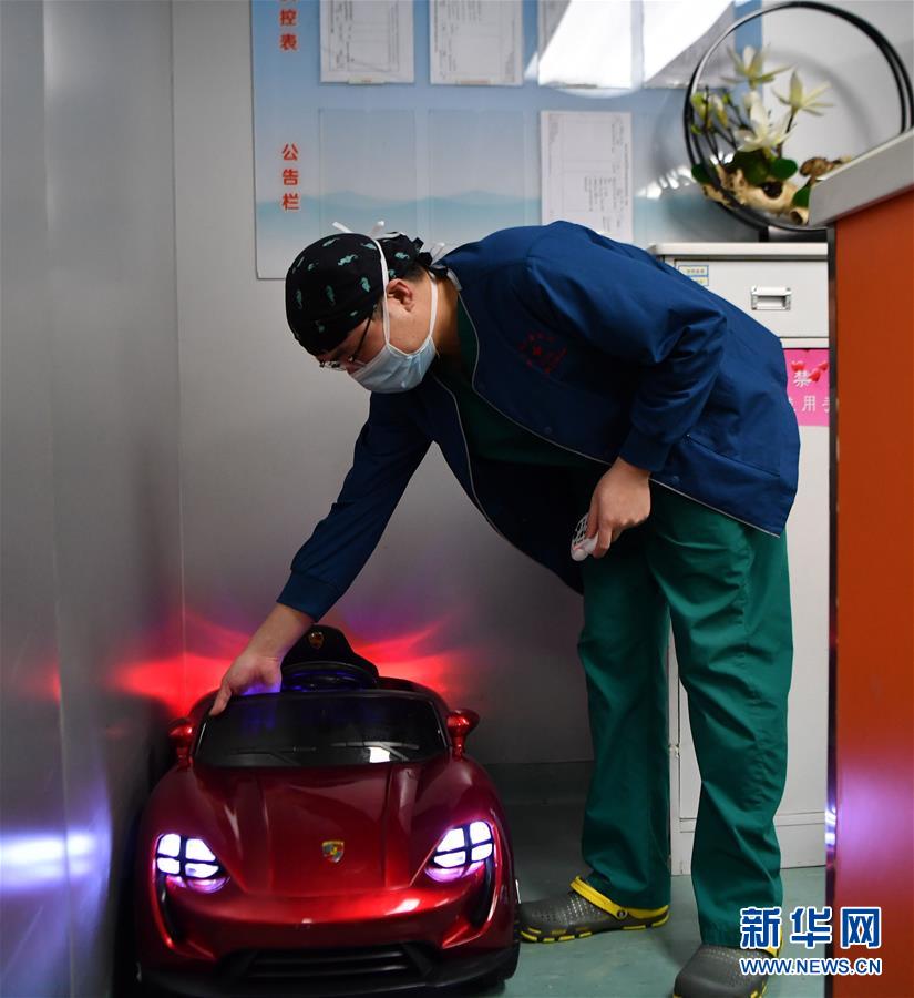 小児患者の緊張和らげるおもちゃの車による手術室移動サービス　湖南省
