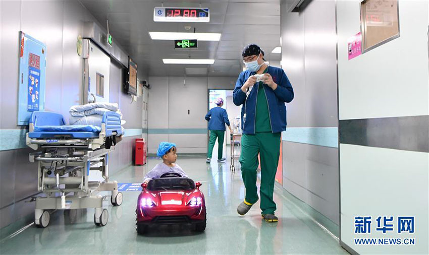小児患者の緊張和らげるおもちゃの車による手術室移動サービス　湖南省