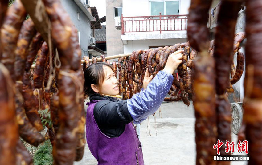 春節を控え、腊肉を干し始める広西壮族自治区の人々