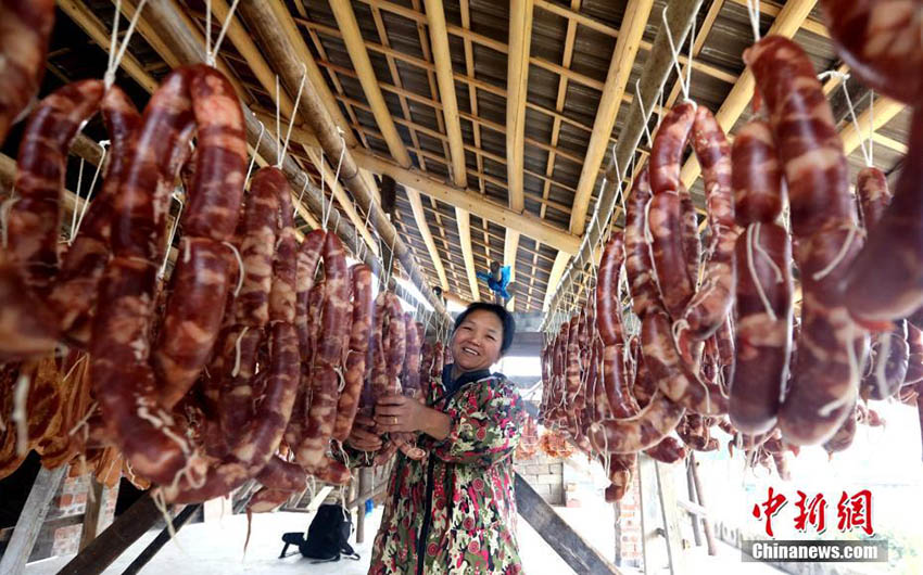 春節を控え、腊肉を干し始める広西壮族自治区の人々