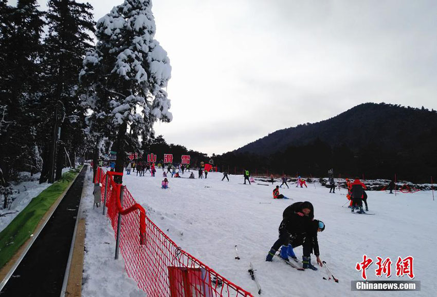 多くの人がウインタースポーツを堪能　中国南方で最も美しい盧山スキー場