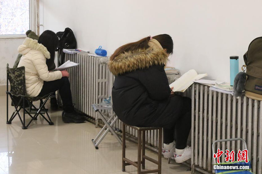 期末試験間近の鄭州大学、暖房のそばで勉強に励む学生たち　河南省
