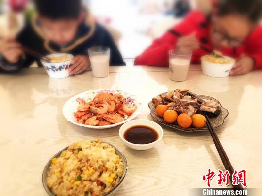 子供たちにバラエティーに富んだ朝食作る浙江省のママが話題に