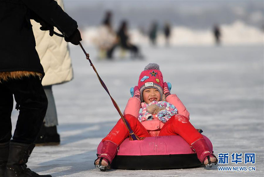 松花江で様々な氷上レジャー楽しむ観光客　黒竜江省