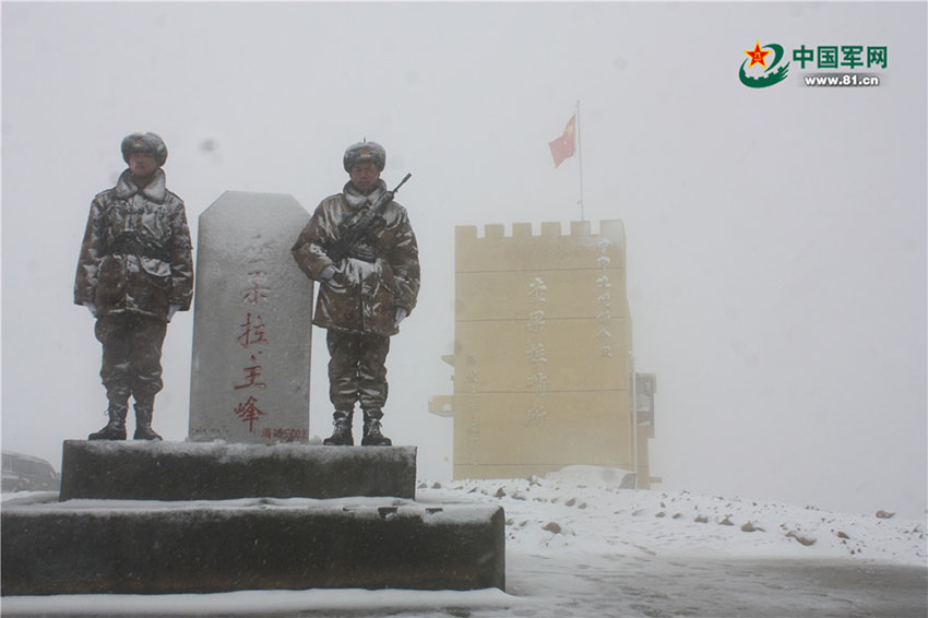 吹雪の中も寒さに屈することなく国境警備に励む中国の軍人たち