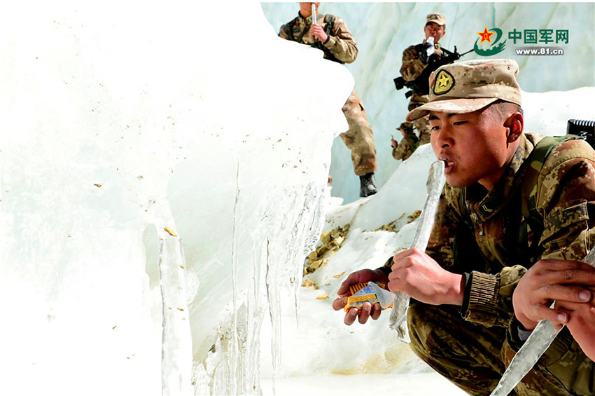 吹雪の中も寒さに屈することなく国境警備に励む中国の軍人たち