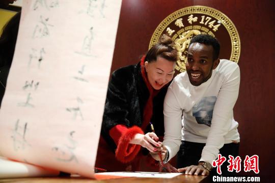 外国人留学生が上海で「弟子入り」、本格的な中国の年越しを先取り体験