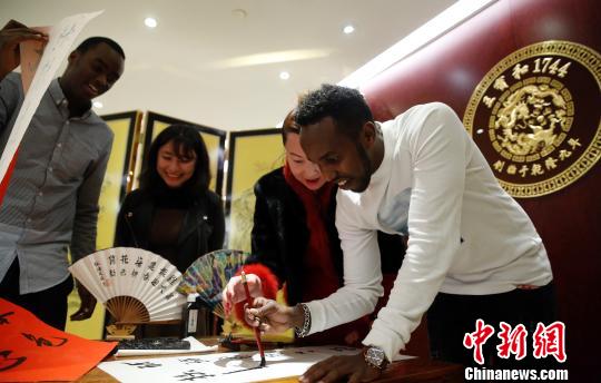 外国人留学生が上海で「弟子入り」、本格的な中国の年越しを先取り体験