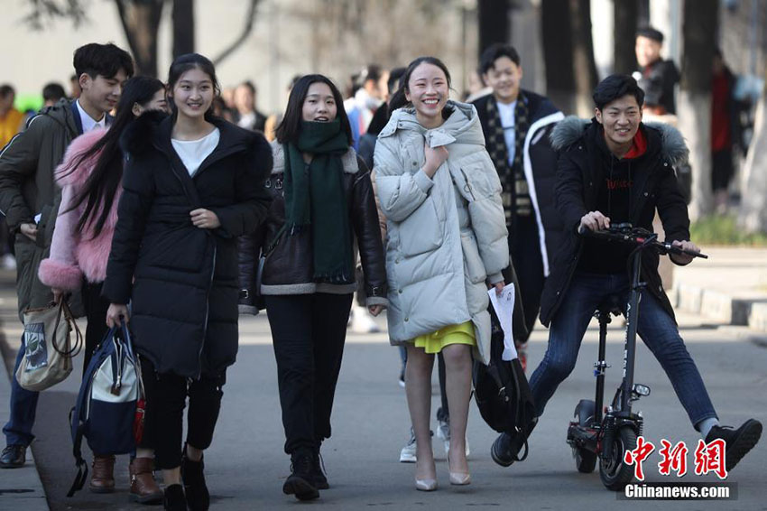 芸術大学の入学試験にイケメン・美女が勢ぞろい　江蘇省