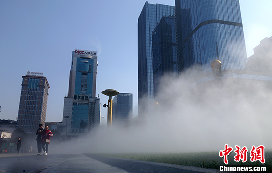 成都市の天府広場に「PM2.5対策の神器」導入　四川省