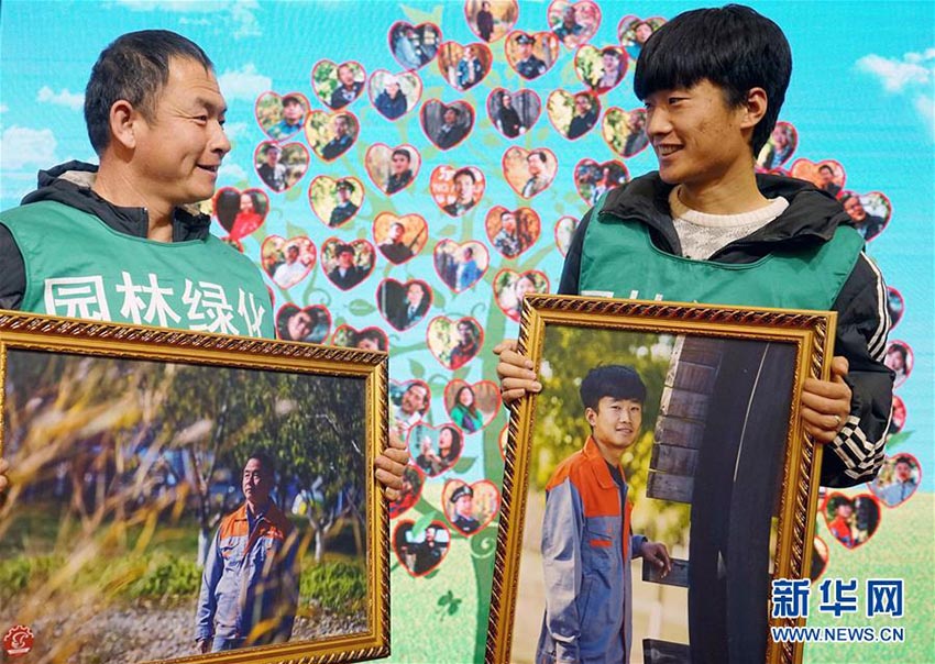 庭園緑化作業員たちに仕事中の写真を贈呈　北京市