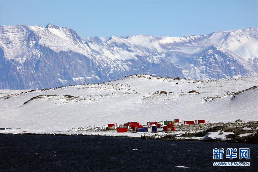 南極の新設観測基地建設に向けて大型作業用設備の運搬作業