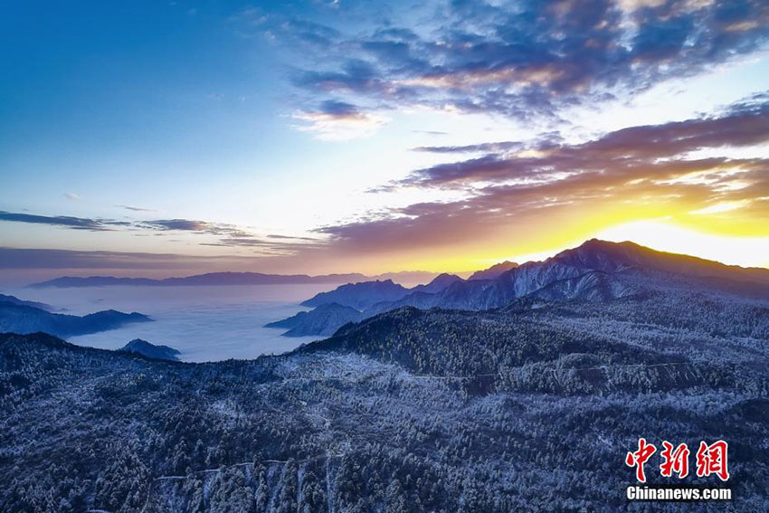 雲海から顔をのぞかせる雪山の美しい景色　四川省