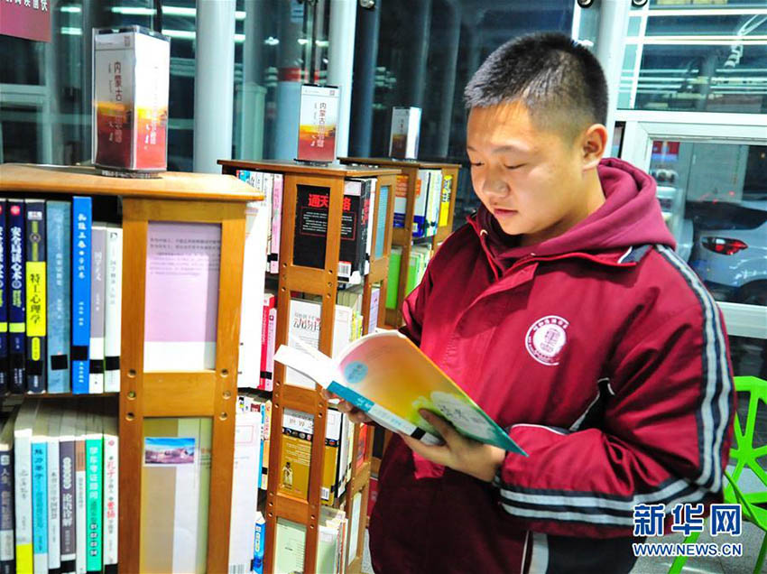 夜も多くの人が来館　内モンゴルの24時間営業セルフサービス図書館