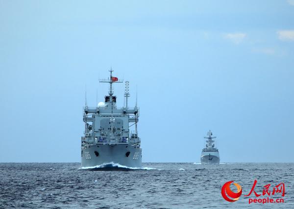 外国訪問時に遠洋で訓練への備えをする海軍護衛艦隊