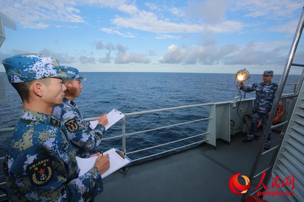 外国訪問時に遠洋で訓練への備えをする海軍護衛艦隊
