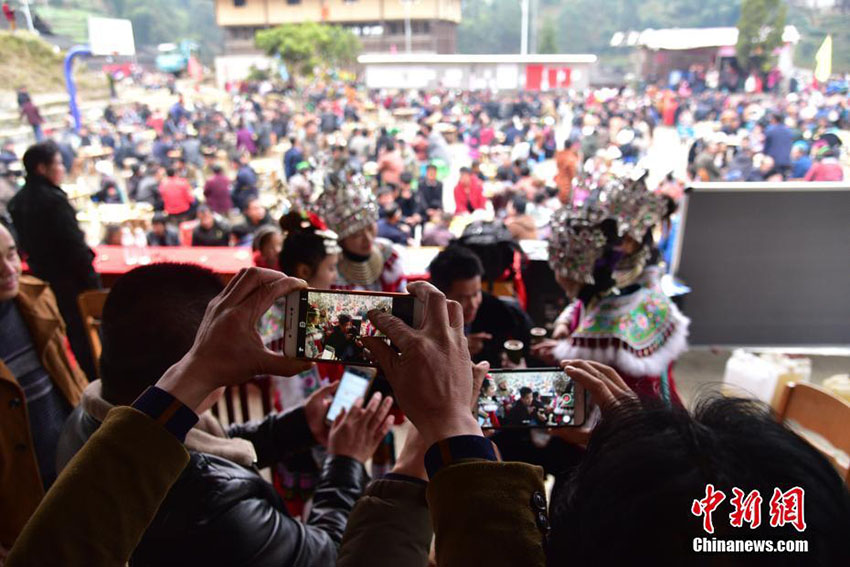伝統の苗年を祝福する「百家宴」 広西壮族自治区