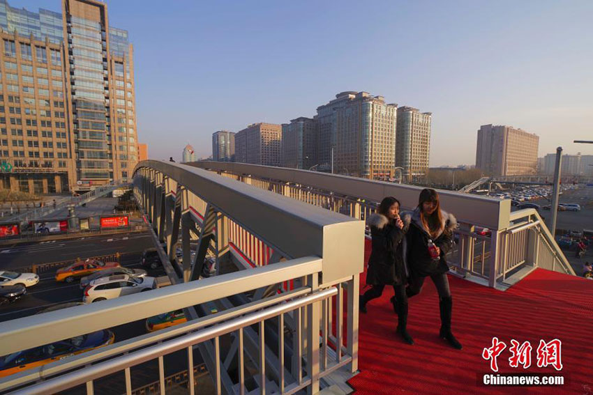 中国で最大のアルミニウム合金製橋桁の歩道橋が北京で完成