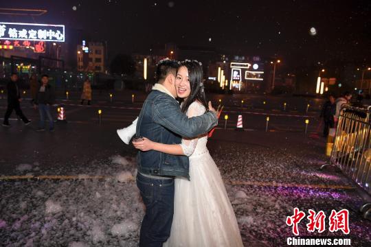 長沙市の女性が人工雪降る中、勇気を出して逆プロポーズ