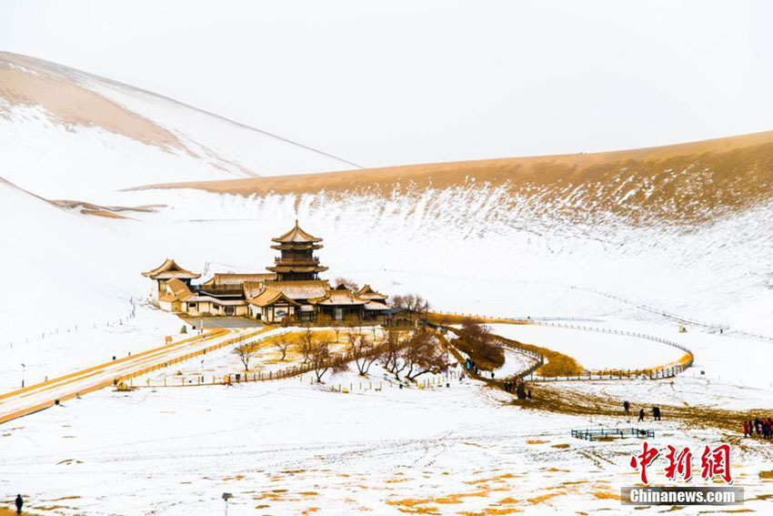 今年初の降雪で砂と雪の美しいコラボが織りなす砂漠の雪景色　甘粛省