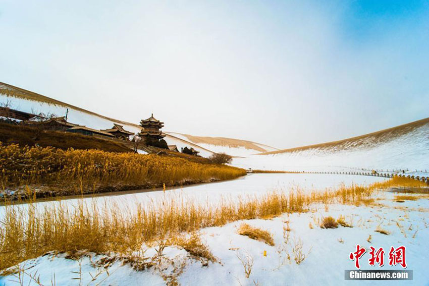 今年初の降雪で砂と雪の美しいコラボが織りなす砂漠の雪景色　甘粛省