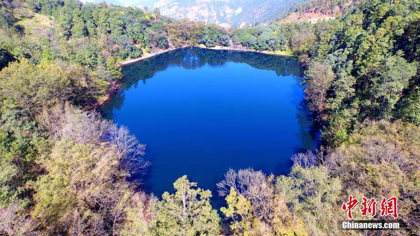 青い湖と緑の森林が織りなす見事なコラボ　四川省黒竜潭景勝地