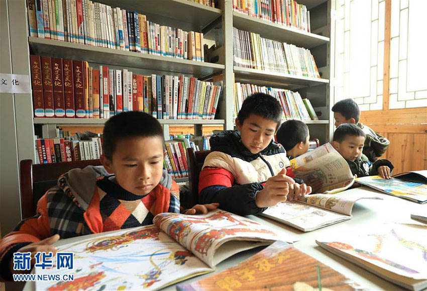 貴州省の農家図書室に児童図書寄贈　冬休みにも読書楽しむ子供たち